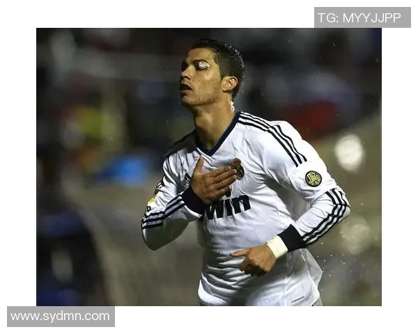 足球明星眉骨缝针图揭秘运动员伤后恢复过程与美学效果分析